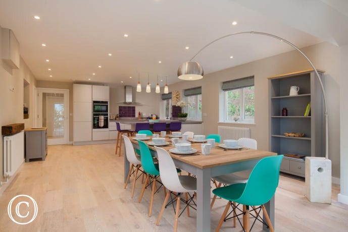 Very spacious kitchen & dining area, perfect for families to get together & entertain