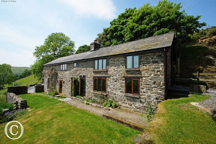 Secluded cottage holidays in Mid Wales Countryside